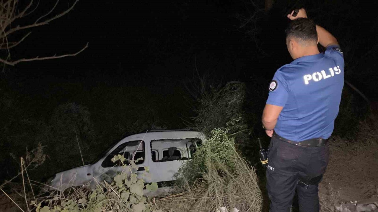 Alkollü sürücü dereye uçtu: 2 yaralı