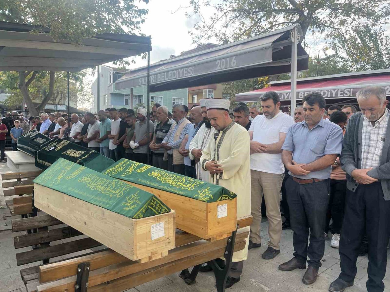 TEM’deki kazada hayatını kaybeden 4 kişi Silivri’de son yolculuğuna uğurlandı