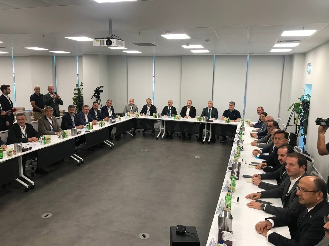 Togg Fabrikası’nda bir ilk...CHP’li vekillerden Togg’a övgü