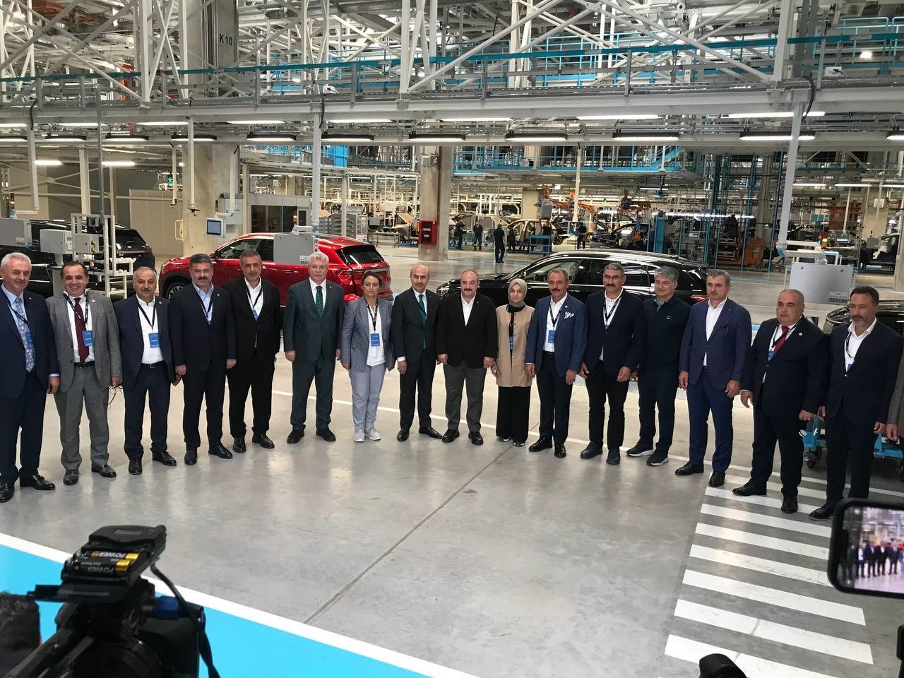 Togg Fabrikası’nda bir ilk...CHP’li vekillerden Togg’a övgü