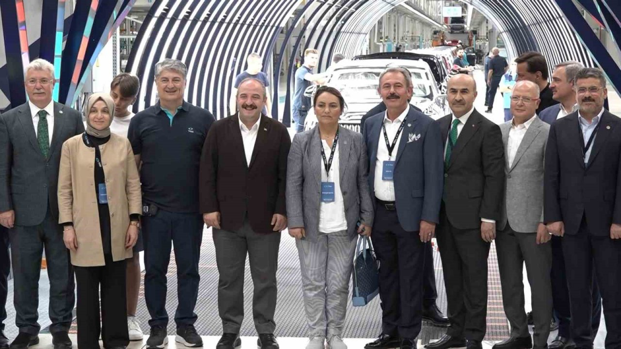 Togg Fabrikası’nda bir ilk...CHP’li vekillerden Togg’a övgü