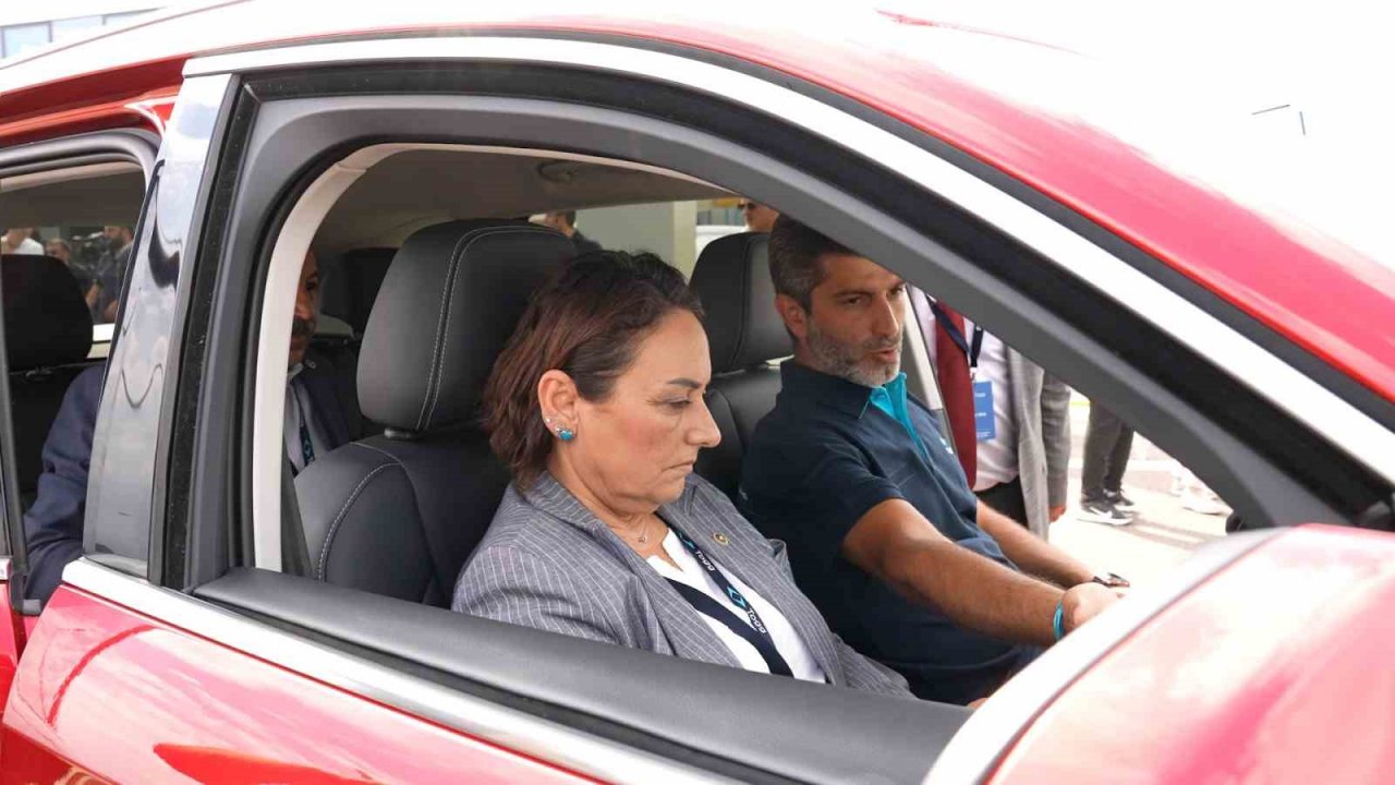 Togg Fabrikası’nda bir ilk...CHP’li vekillerden Togg’a övgü