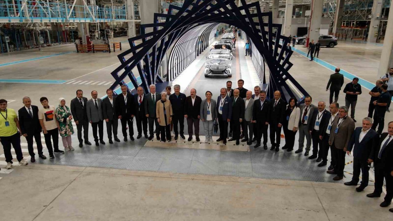 Togg Fabrikası’nda bir ilk...CHP’li vekillerden Togg’a övgü