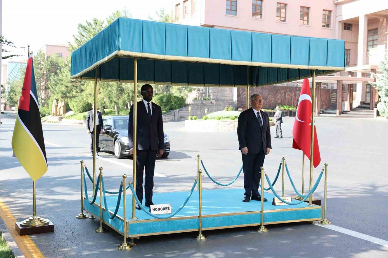 Mozambik Savunma Bakanı Chume Ankara’da