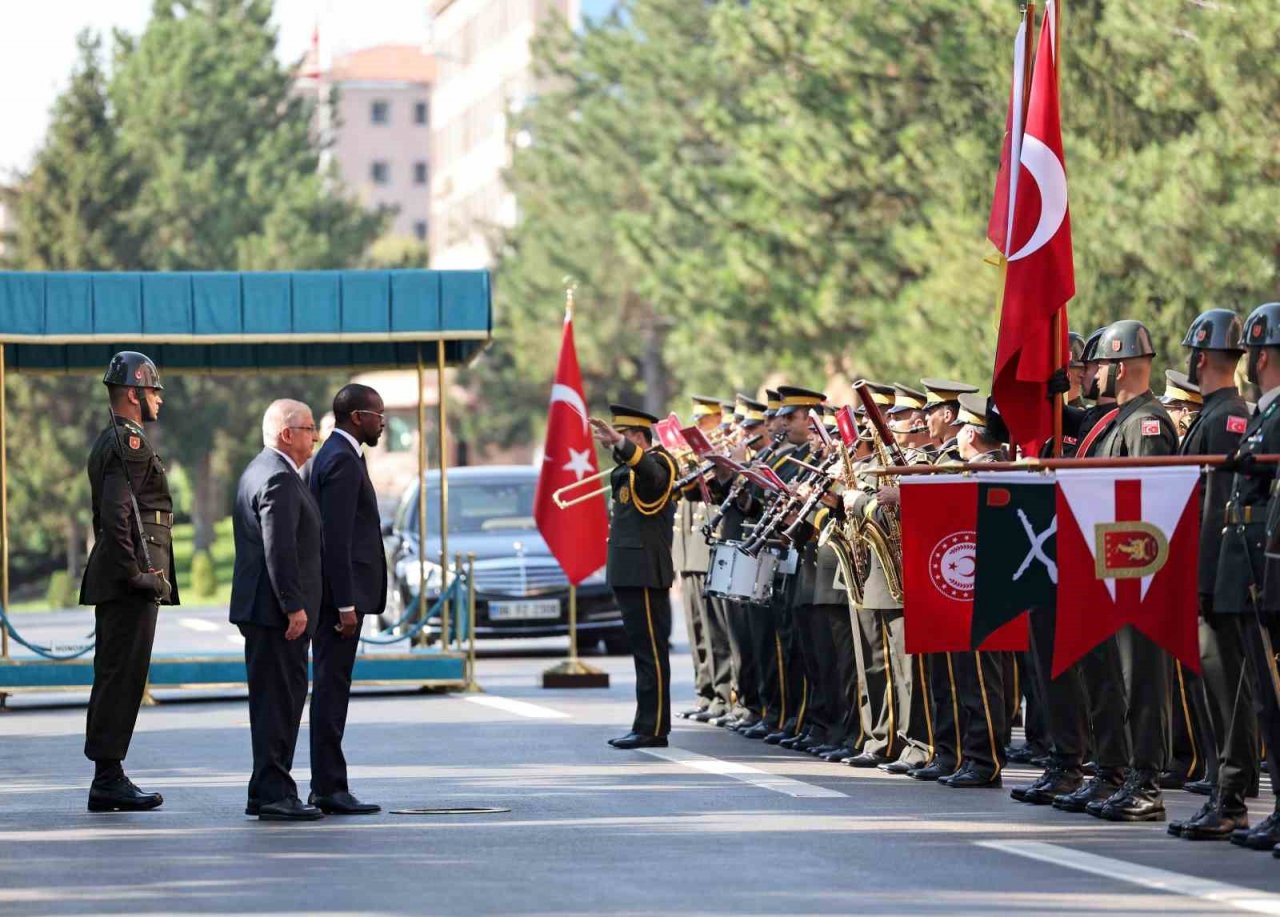 Mozambik Savunma Bakanı Chume Ankara’da