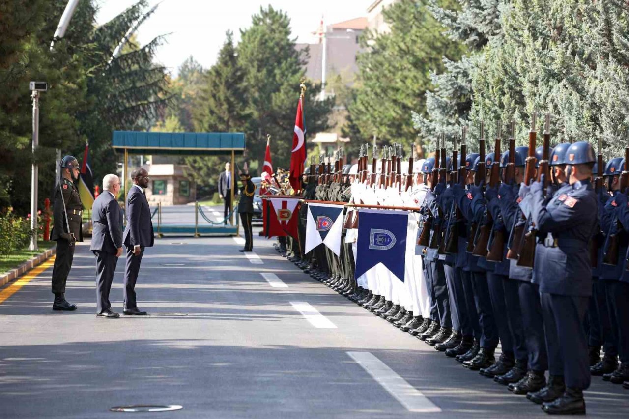 Mozambik Savunma Bakanı Chume Ankara’da