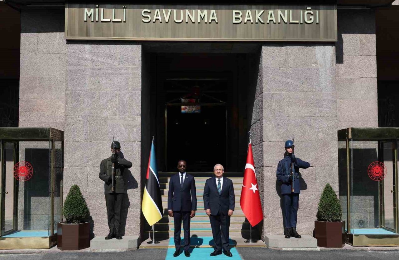 Mozambik Savunma Bakanı Chume Ankara’da