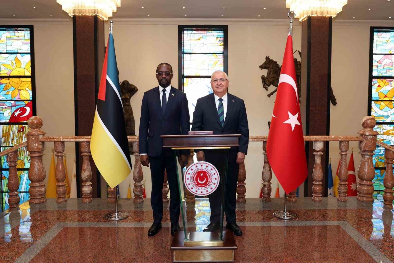 Mozambik Savunma Bakanı Chume Ankara’da