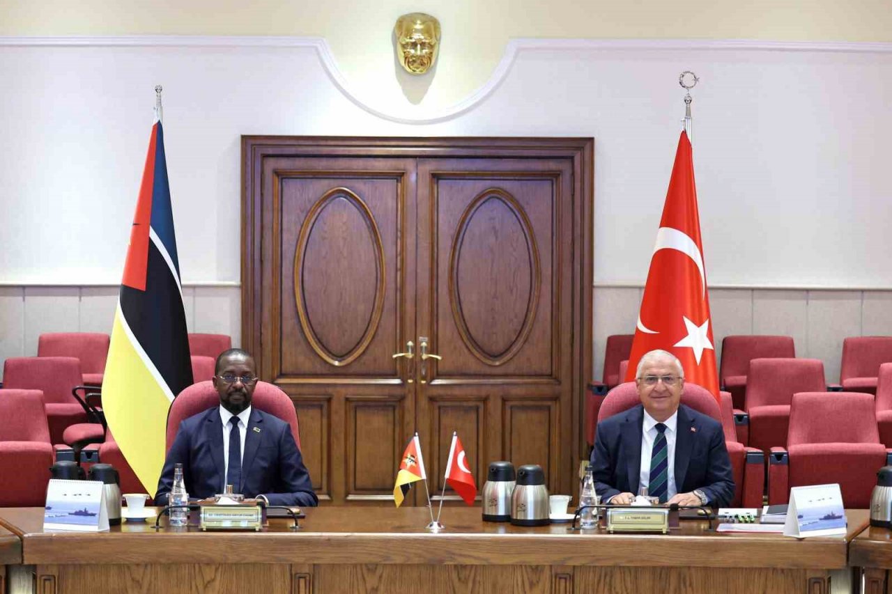 Mozambik Savunma Bakanı Chume Ankara’da