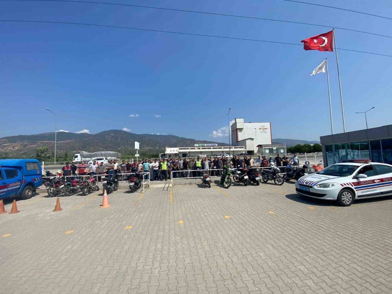 Jandarma ekipleri motosiklet sürücülerini bilgilendirdi