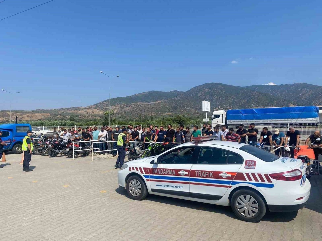 Jandarma ekipleri motosiklet sürücülerini bilgilendirdi