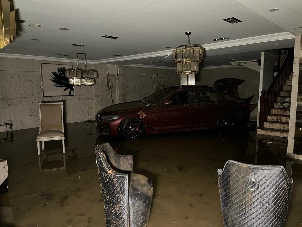 Başakşehir Mobilyacılar Sitesi’nde sağanak yağış sonrası selde sürüklenen araçlar dükkanlara girdi