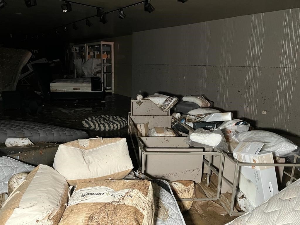Başakşehir Mobilyacılar Sitesi’nde sağanak yağış sonrası selde sürüklenen araçlar dükkanlara girdi