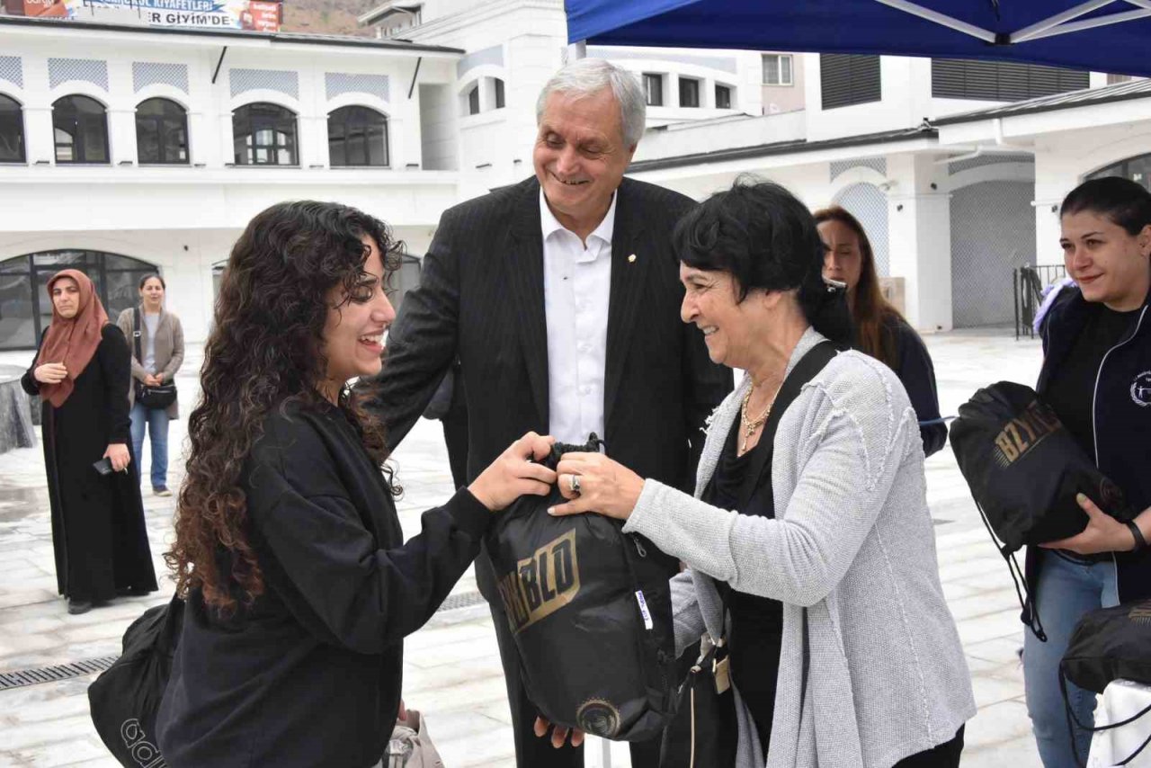 Başkan Bakkalcıoğlu öğrencileri kampa uğurladı