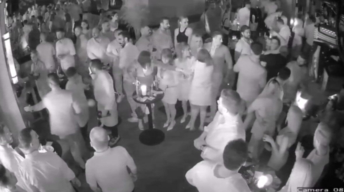 Beşiktaş’ta gece kulübünde kadınların taşkınlığı kamerada: Ortalığı birbirine kattılar