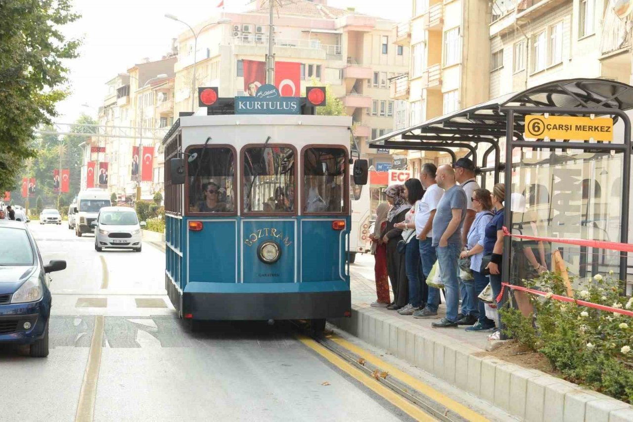 Boztram Bozüyük’te ana caddeyi süslüyor