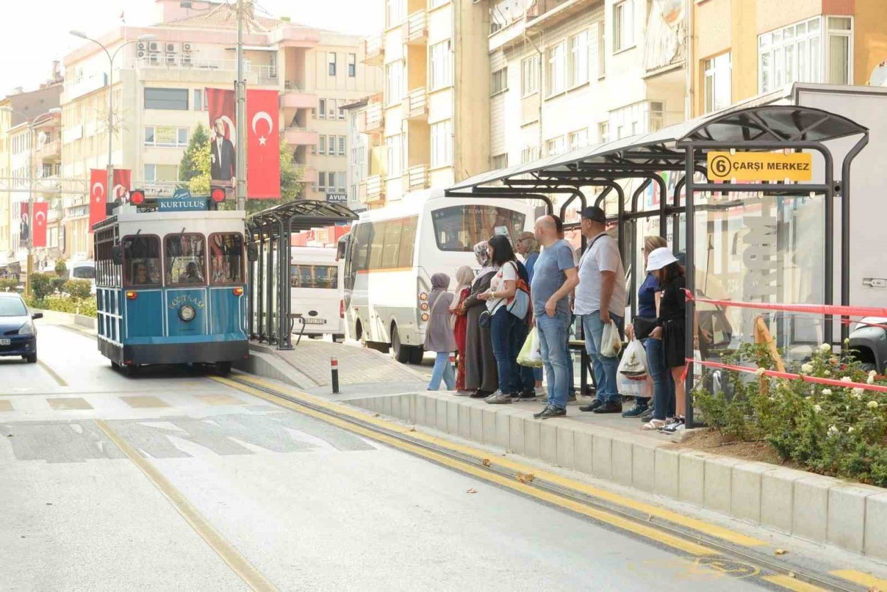 Boztram Bozüyük’te ana caddeyi süslüyor