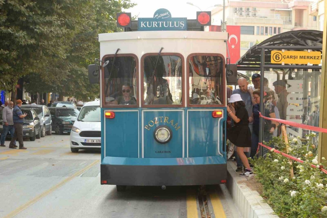 Boztram Bozüyük’te ana caddeyi süslüyor