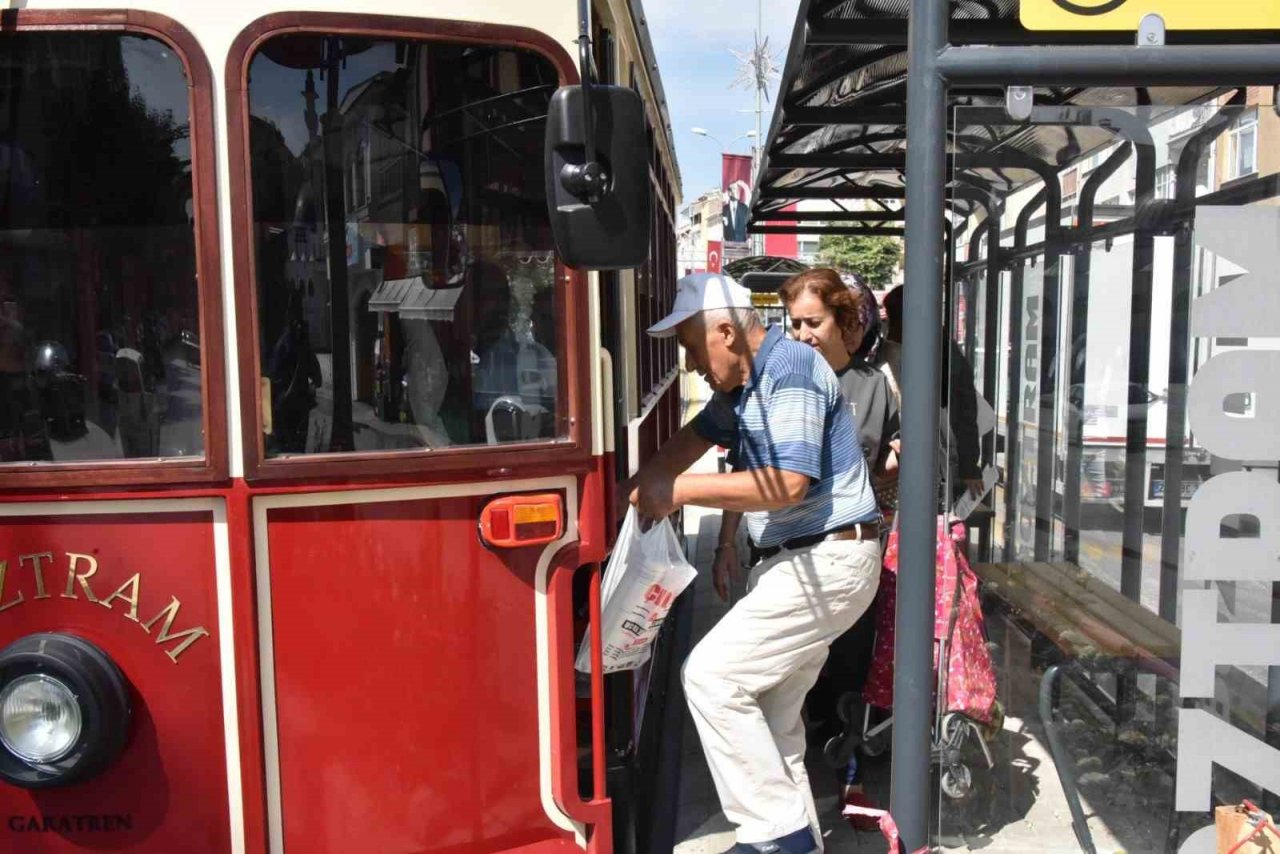 Boztram Bozüyük’te ana caddeyi süslüyor