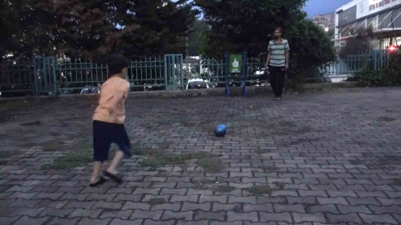 Ev sahibi tarafından evden çıkarıldı, hamile eşi ve çocuğu ile hastane bahçesinde kaldı