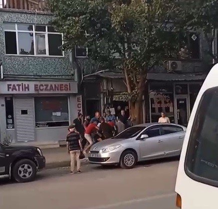 Boks maçını aratmadı... Tekme ve yumruklar havada böyle uçuştu