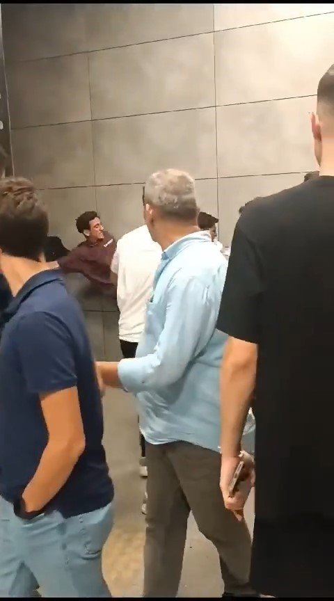 Boks maçını aratmadı... Tekme ve yumruklar havada böyle uçuştu