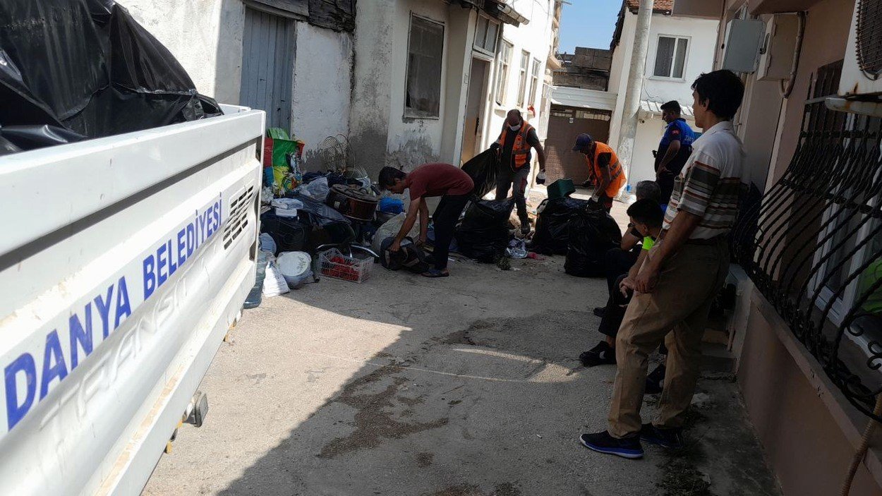 Evden kamyon dolusu çöp çıktı