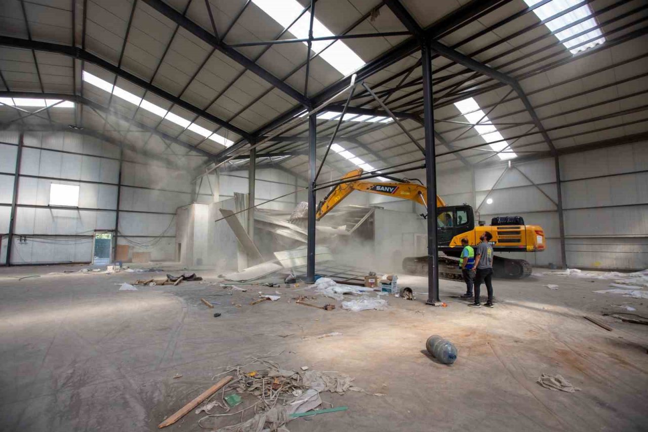 Bursa’da tarım arazilerindeki kaçak yapılar yıkılıyor