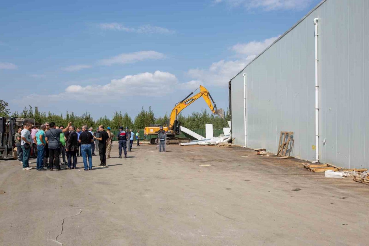 Bursa’da tarım arazilerindeki kaçak yapılar yıkılıyor