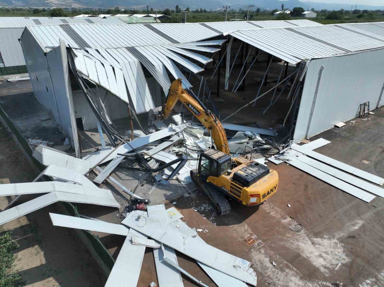 Bursa’da tarım arazilerindeki kaçak yapılar yıkılıyor