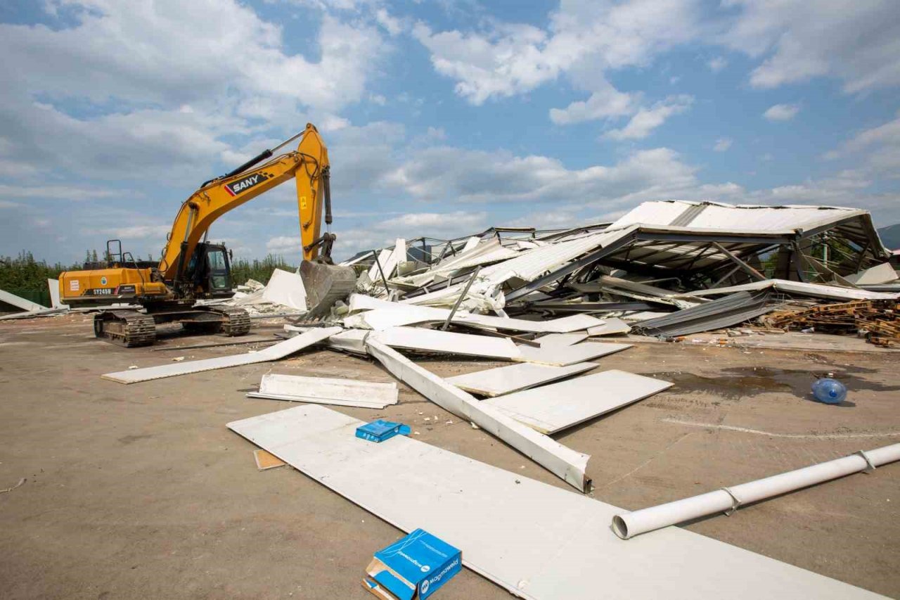 Bursa’da tarım arazilerindeki kaçak yapılar yıkılıyor