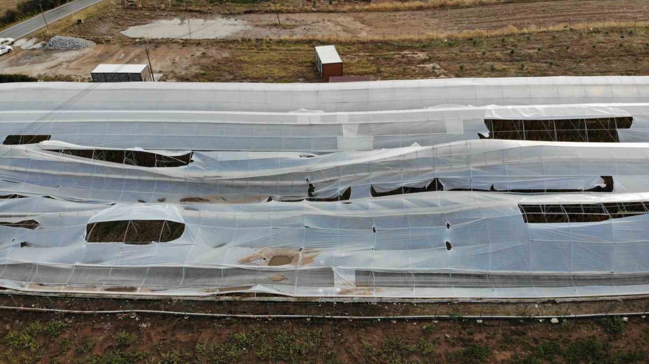 Ezine’de sağanak yağışla birlikte bin 150 dekar tarım arazisi zarar gördü