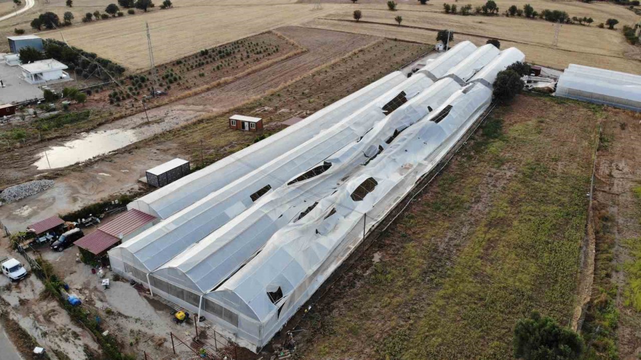 Ezine’de sağanak yağışla birlikte bin 150 dekar tarım arazisi zarar gördü