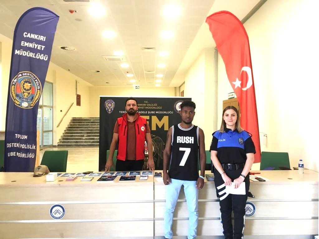 Üniversite kaydı yapan öğrencilere polis ekiplerinden bilgilendirme