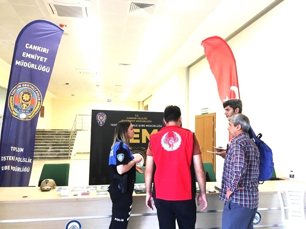 Üniversite kaydı yapan öğrencilere polis ekiplerinden bilgilendirme