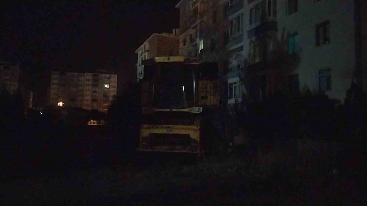 Park halindeki biçerdöver kurşunlandı