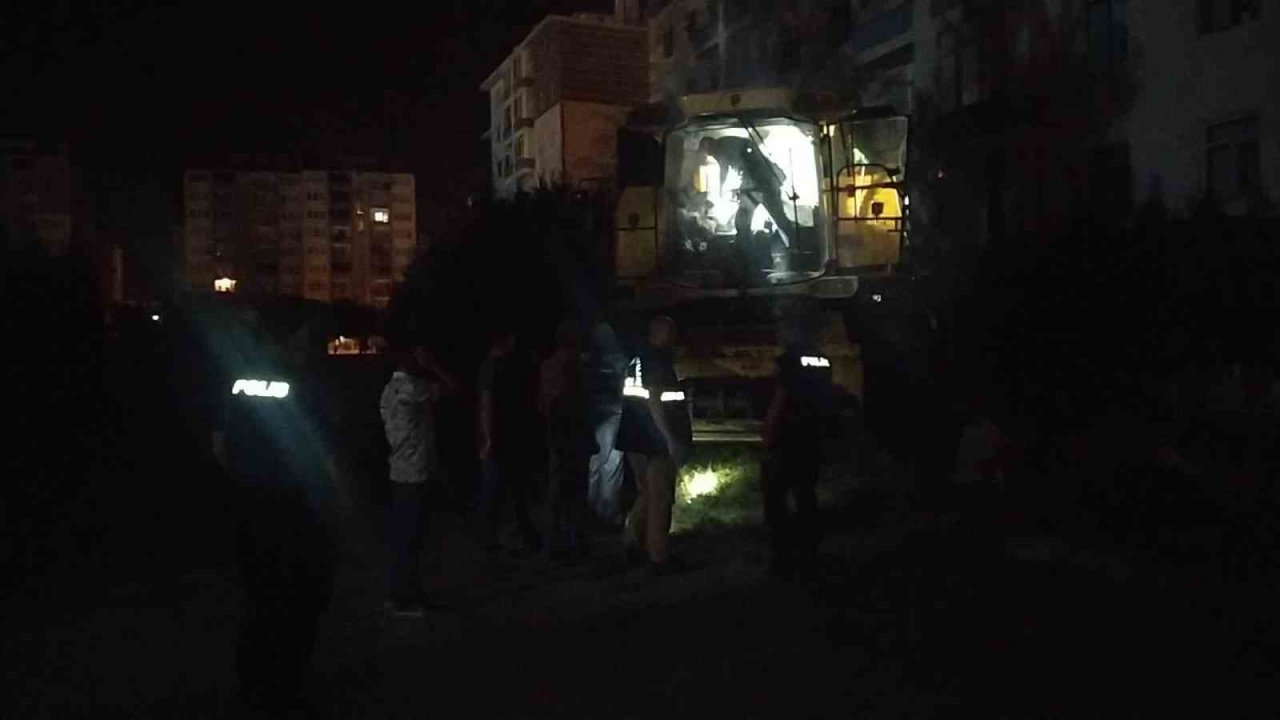 Park halindeki biçerdöver kurşunlandı