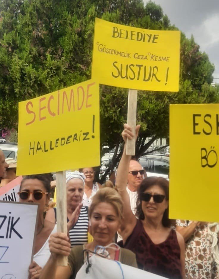 Halk Datça belediyesini bastı