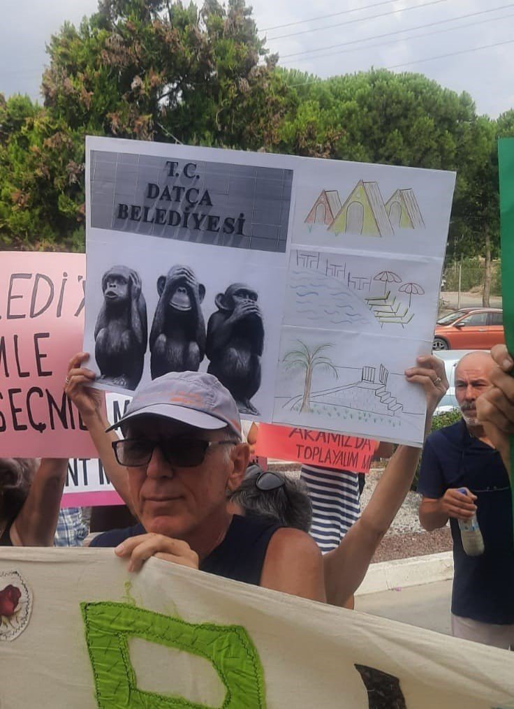 Halk Datça belediyesini bastı