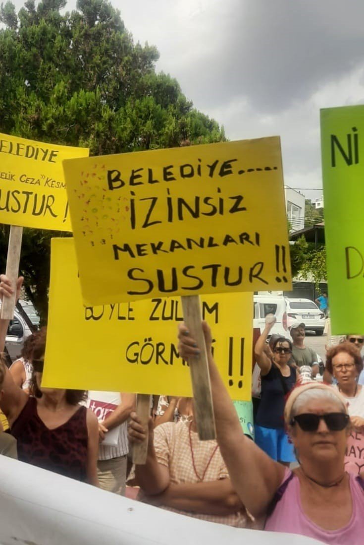 Halk Datça belediyesini bastı