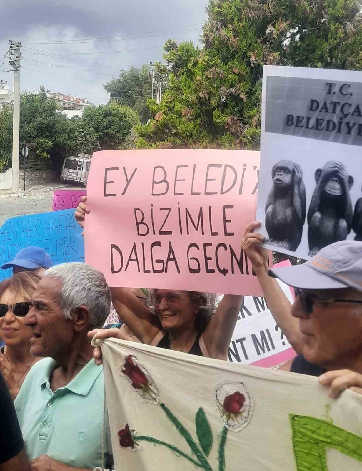 Halk Datça belediyesini bastı