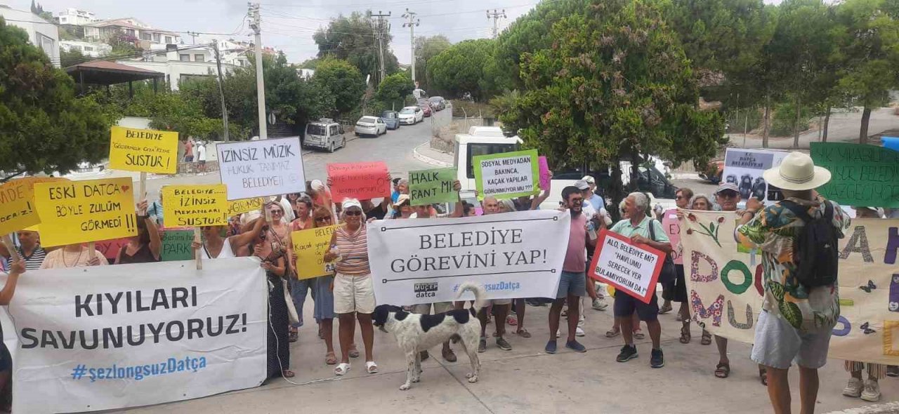 Halk Datça belediyesini bastı