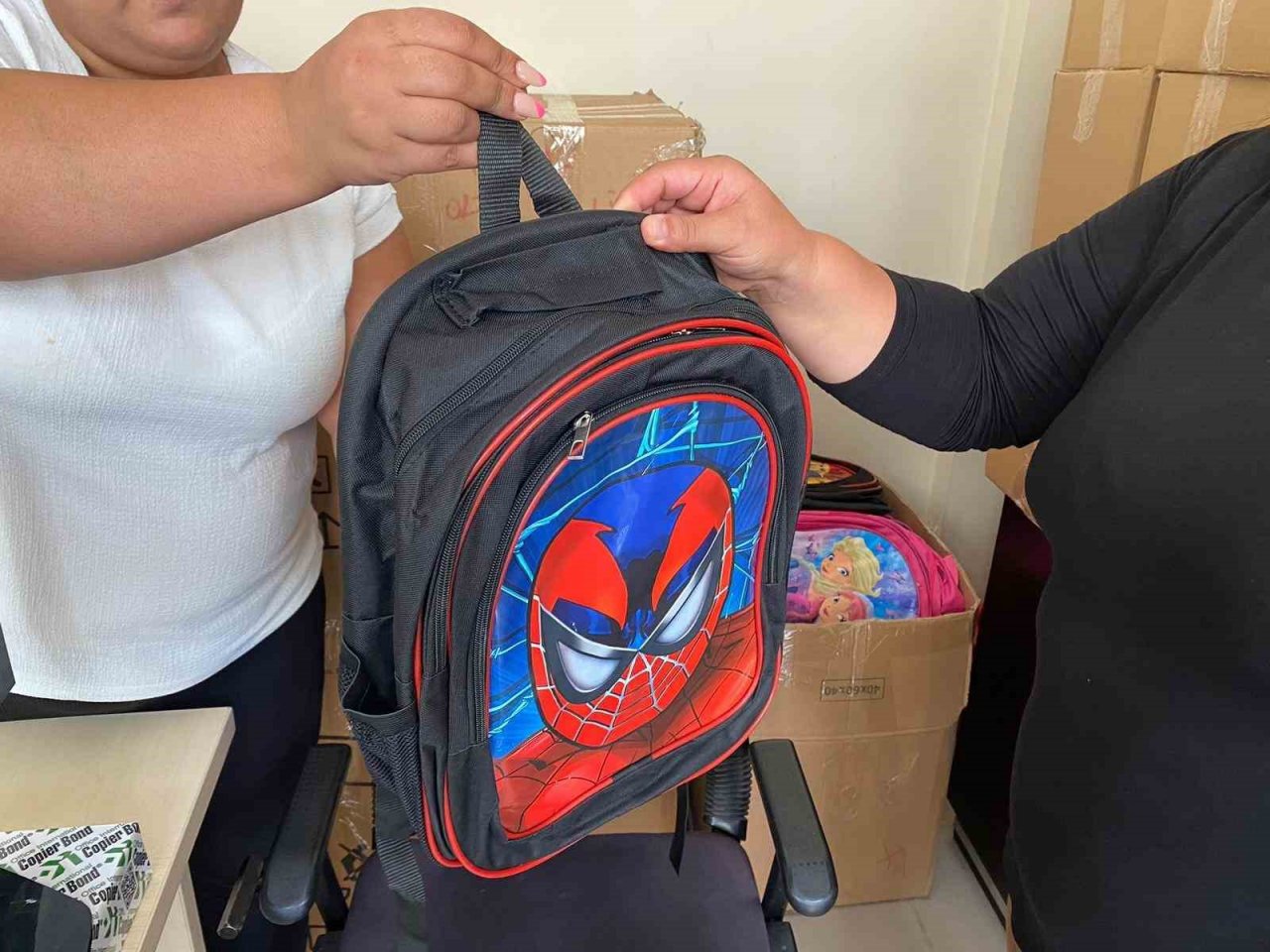 Bayraklı Belediyesinden öğrencilere kırtasiye desteği