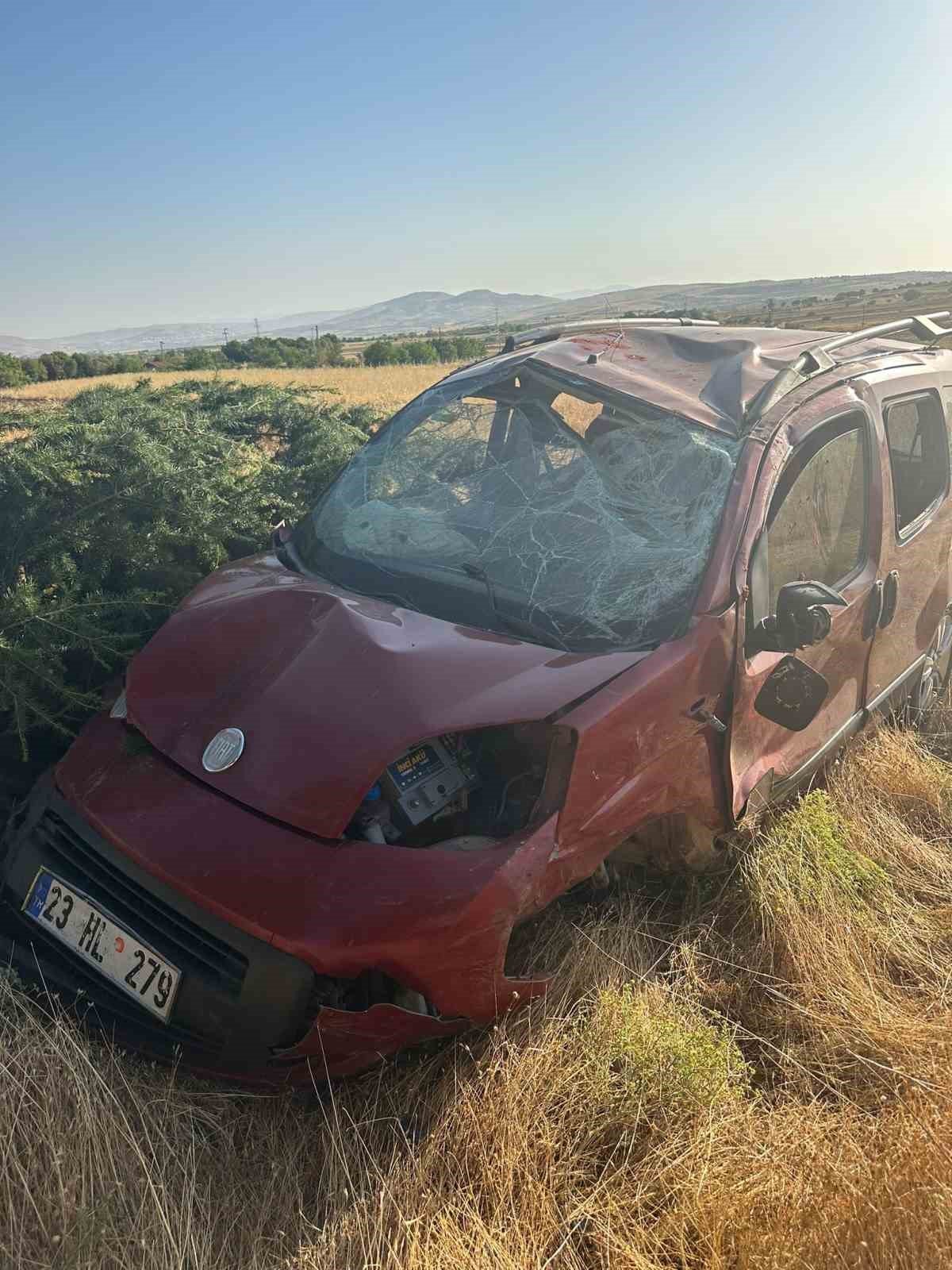 Elazığ’da hafif ticari araç şarampole uçtu: 1 ölü, 4 yaralı