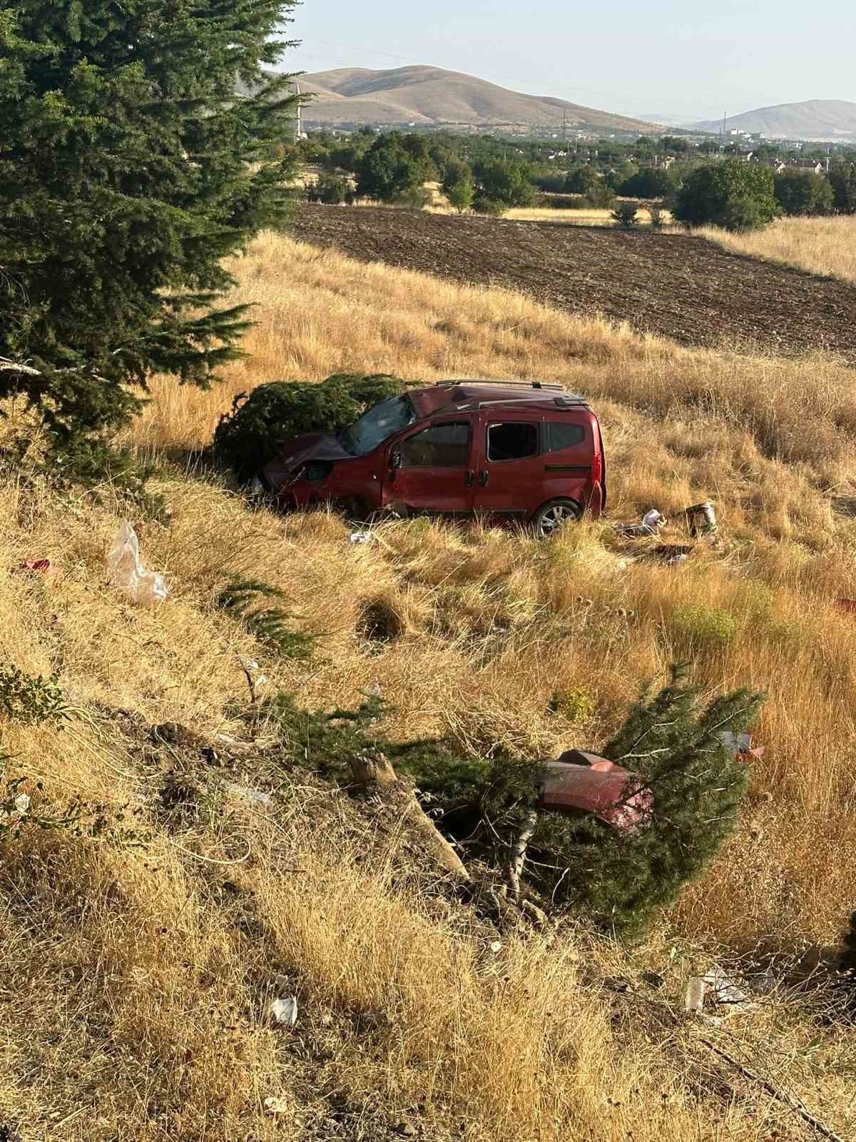 Elazığ’da hafif ticari araç şarampole uçtu: 1 ölü, 4 yaralı