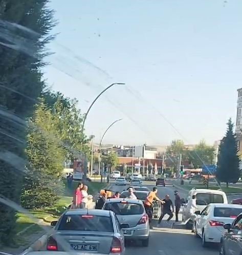 Trafikte tekmeli yumruklu kavga kamerada