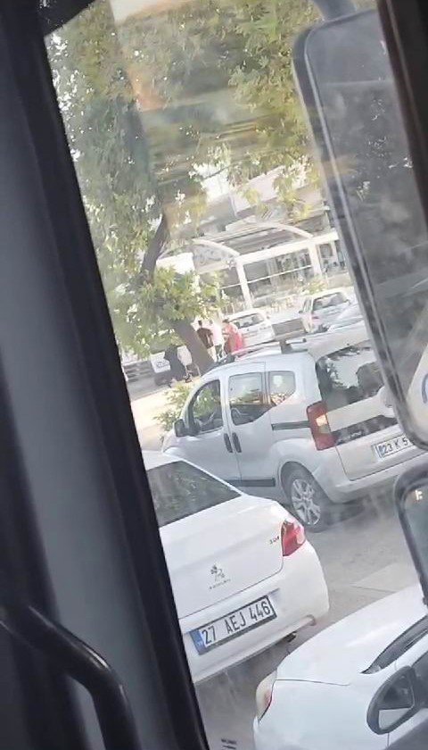 Trafikte tekmeli yumruklu kavga kamerada