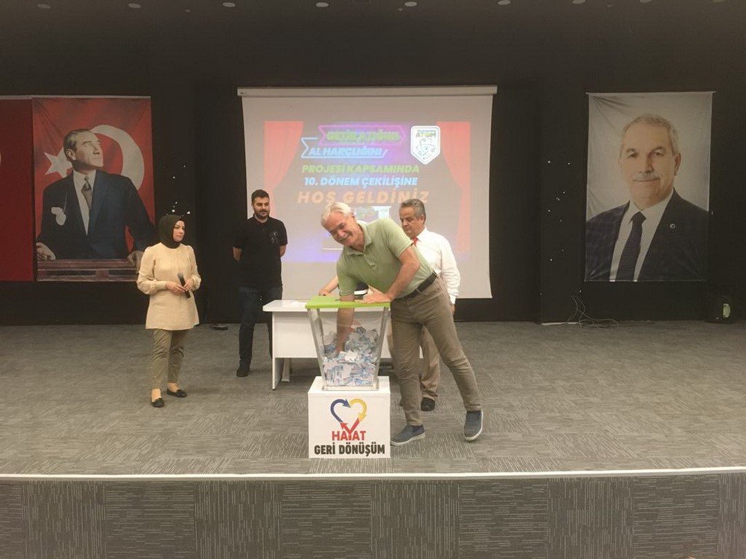 Atıkları getirip harçlıkları aldılar