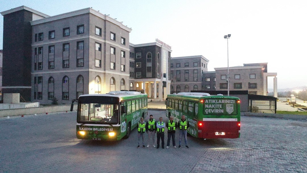 Atıkları getirip harçlıkları aldılar