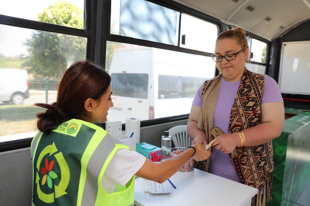 Atıkları getirip harçlıkları aldılar